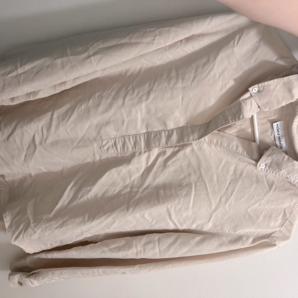 Collared long sleeve cream tee. M.